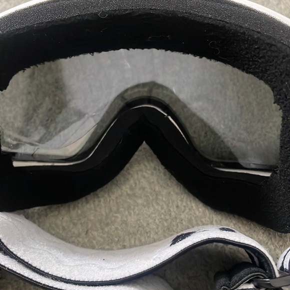 - WHITE WOMAN’S SNOW MOBILE SKI SNOWBOARDING SNOW ACTIVITIES GOOGLES *NEW* - Picture 6 of 11